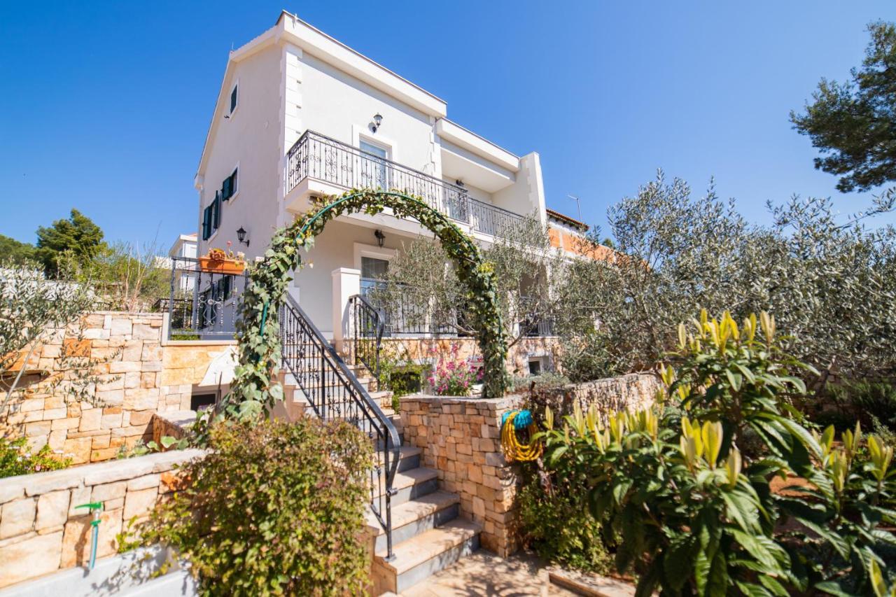 Villa Sun Garden - 4 Star Villa With Heated Swimming Pool, Quiet Bay, Bbq, 50M From The Sea ميلنا المظهر الخارجي الصورة